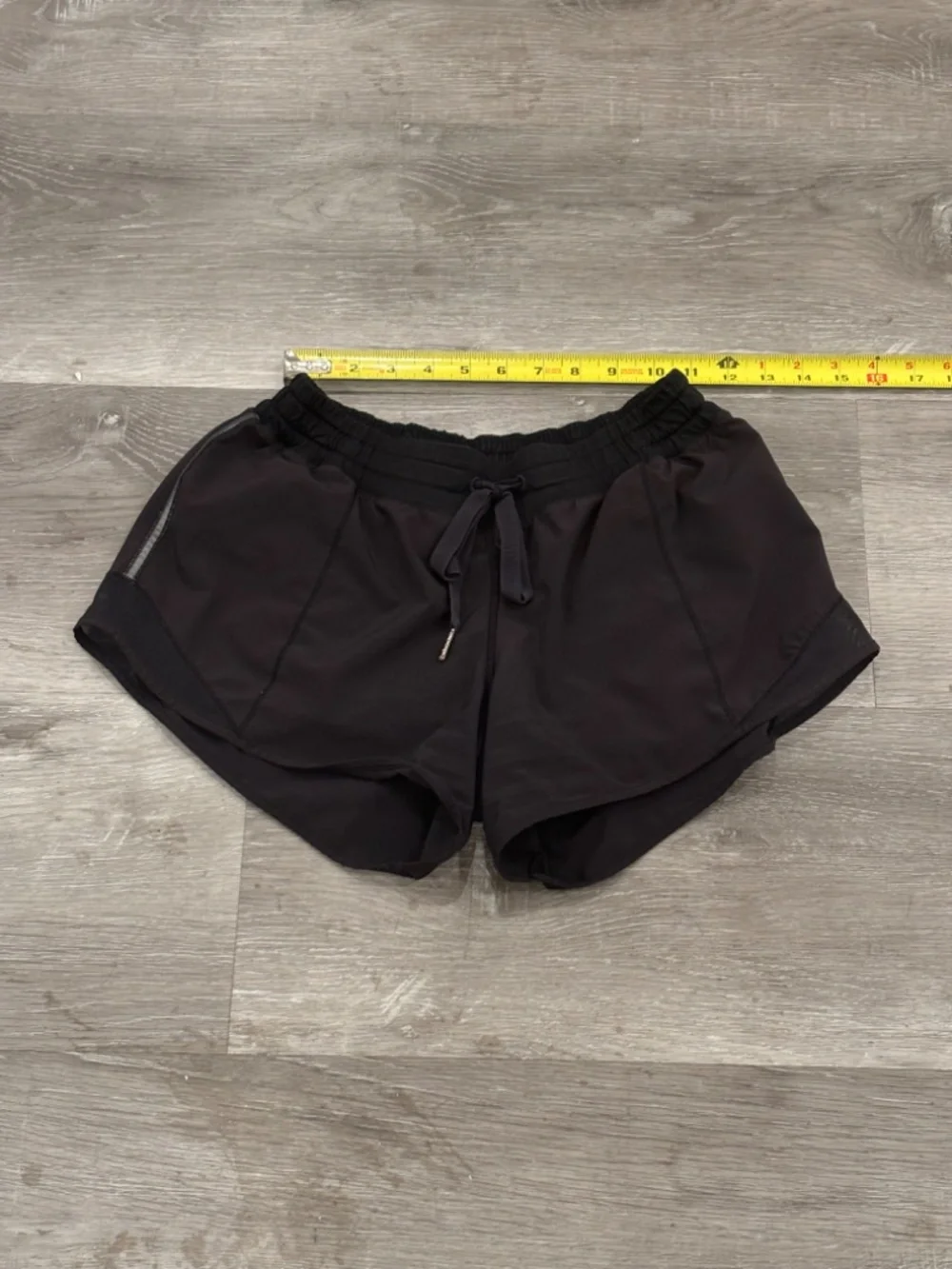Lululemon Hotty Hot Low-Rise Lined Short 2.5